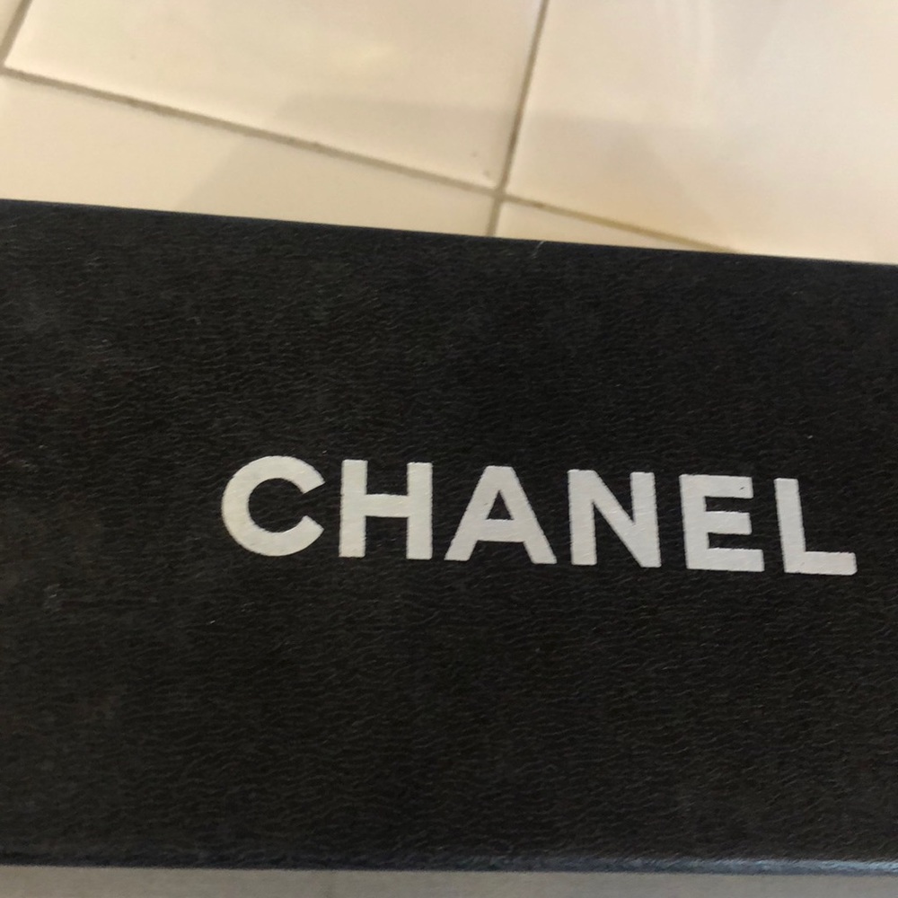 Nee Chanel sunglases